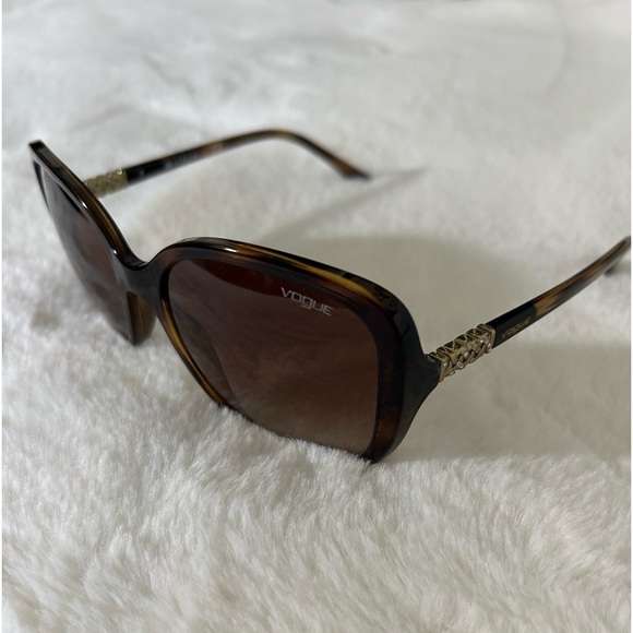 Vintage Authentic Vogue Brown Glasses
No scratches, good condition. - Picture 4 of 10